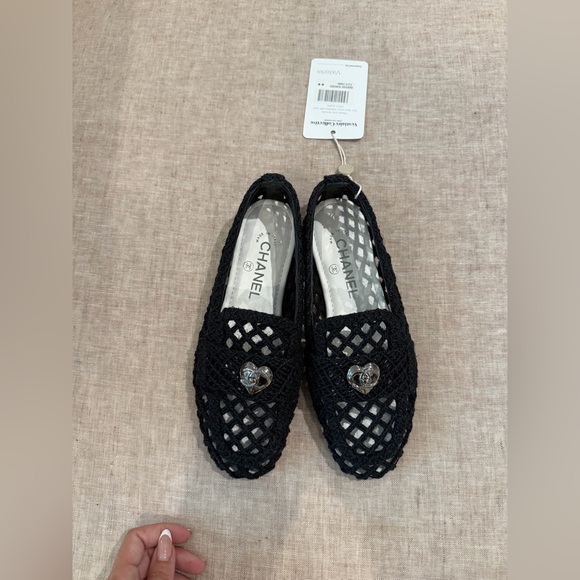 New with box CHANEL Black Crochet Loafers with Heart interlocking, size 37,5 - Picture 11 of 16